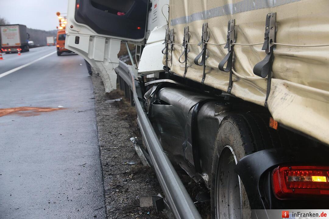 Leitplanke niedergewalzt und Tank aufgerissen - Lkw verunfallt auf der A3