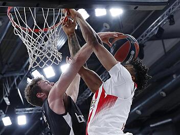 Nicolo Melli bot beeindruckende Vorstellungen. Hier bloockt er Krem Birch von Olympiakos Piräus. Fotos: Daniel Löb