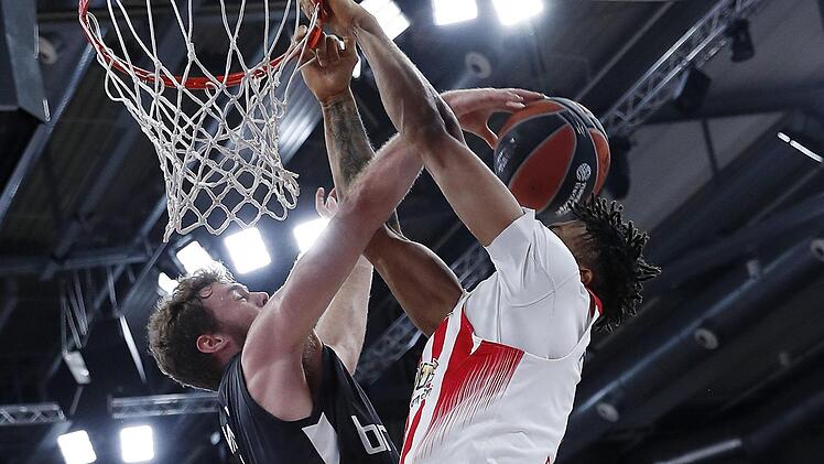 Nicolo Melli bot beeindruckende Vorstellungen. Hier bloockt er Krem Birch von Olympiakos Piräus. Fotos: Daniel Löb