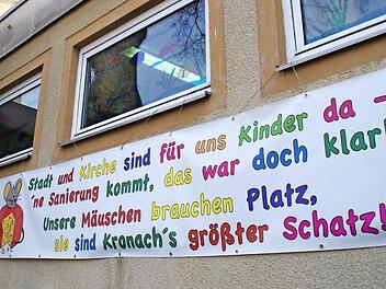 Der Kindergarten signalisierte an der Fassade schon vorab, welche Erwartungen man an den Stadtrat hat.  Foto: Marco Meißner