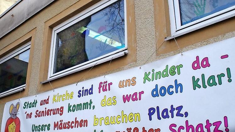 Der Kindergarten signalisierte an der Fassade schon vorab, welche Erwartungen man an den Stadtrat hat.  Foto: Marco Meißner