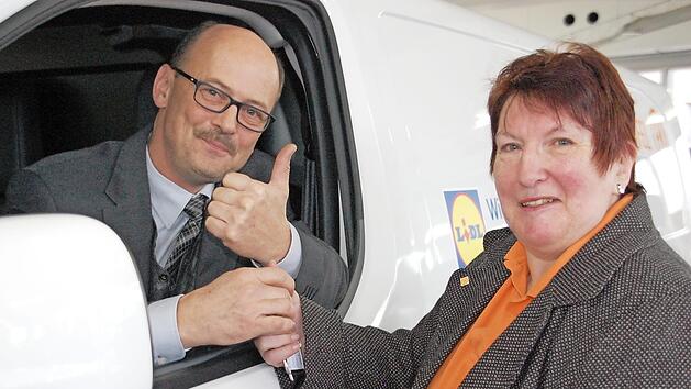 Elfriede H&ouml;hn ist begeistert von dem neuen K&uuml;hltransporter. Harald Becher vom Autohaus Hahn &uuml;berreichte am Mittwoch feierlich die Schl&uuml;ssel. Foto: Uschi Prawitz
