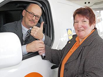 Elfriede Höhn ist begeistert von dem neuen Kühltransporter. Harald Becher vom Autohaus Hahn überreichte am Mittwoch feierlich die Schlüssel. Foto: Uschi Prawitz
