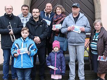 Mehrere Gewinner  konnten ihre Preise direkt in Empfang nahmen. Unser Bild zeigt siemit  Glücksfee Lea (vorn, Bildmitte), Musikschuldirektor Thomas Reuss (links), dem  Kaufhaus-Mürscht-Vize-Vorsitzenden Wolfgang Joa (2. von links hinten) und Oliver Schikora (daneben). Foto: Dieter Britz