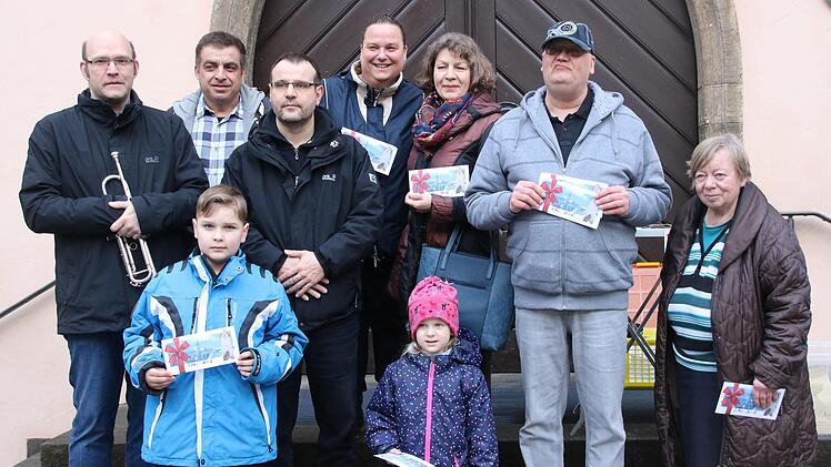 Mehrere Gewinner  konnten ihre Preise direkt in Empfang nahmen. Unser Bild zeigt siemit  Glücksfee Lea (vorn, Bildmitte), Musikschuldirektor Thomas Reuss (links), dem  Kaufhaus-Mürscht-Vize-Vorsitzenden Wolfgang Joa (2. von links hinten) und Oliver Schikora (daneben). Foto: Dieter Britz