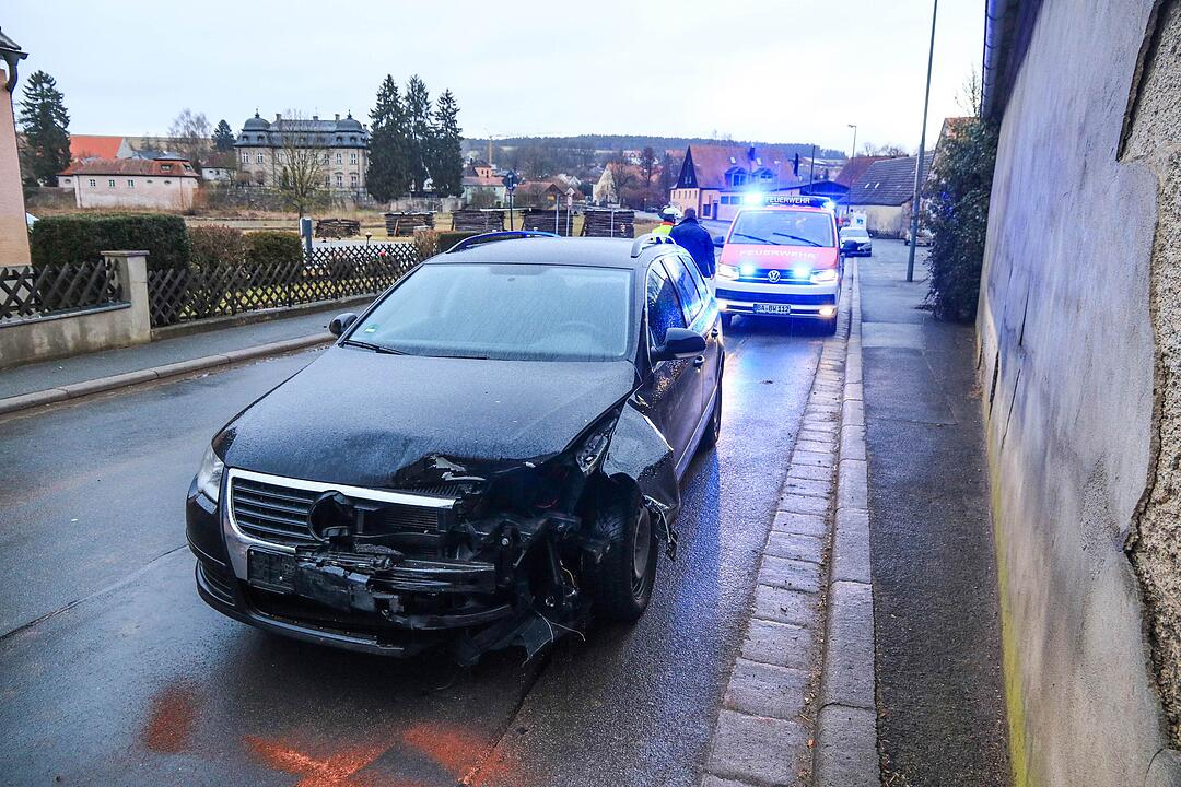 Zusammenstoß im Landkreis Bamberg: 21-jähriger Autofahrer missachtet Vorfahrt
