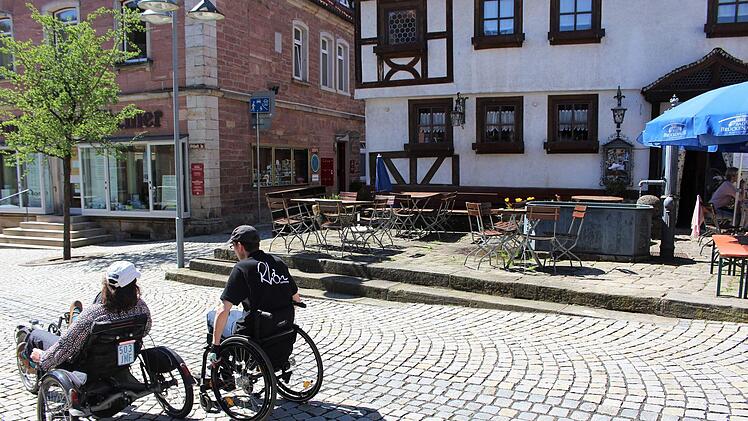 Altstadt und Ludwigsstraße hingegen bieten einige Stolperfallen für Rollstuhlfarer Foto: Julia Raab
