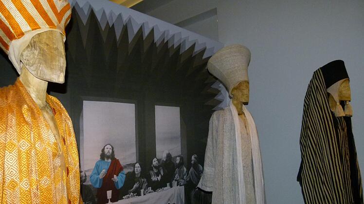 Die Passionsspiele von Oberammergau sind mit Exponaten vertreten - hier die Kostüme der Hohen Priester.