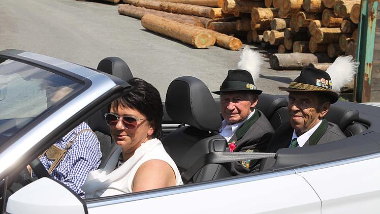 Die Ehrenmitglieder wurden im offenen Cabrio chauffiert. Foto: Michael Wunder