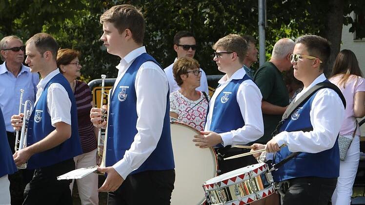 Der Festzug in Langensendelbach Foto: Barbara Herbst