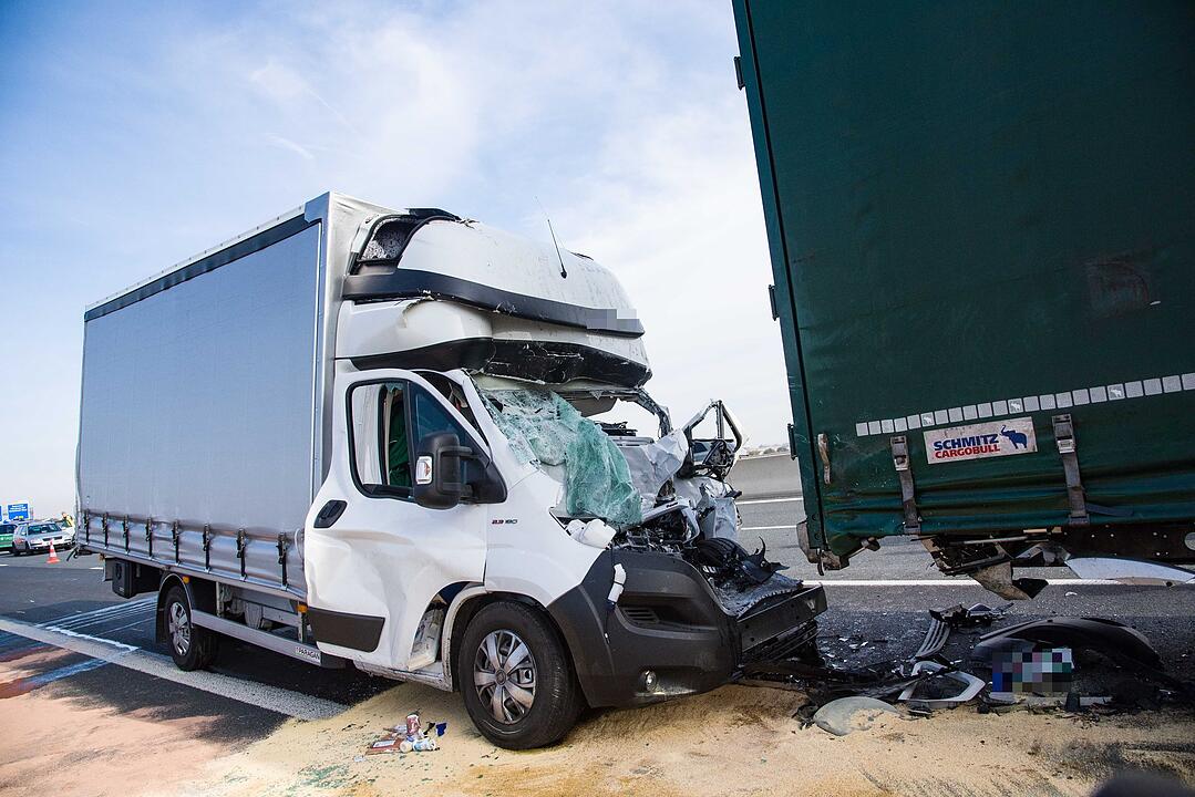 Tödlicher Unfall auf der A3: Stauende übersehen - Kleinlaster prallt mit voller Wucht auf Lkw