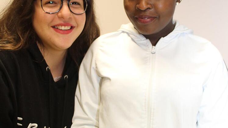 Weihnachtliche Gen&uuml;sse aus Brasilien und Kenia: Lua Souza Nunes hat Brigadeiro gemacht; Selah Wairimu aus Kenia hat Mandazi gebacken.