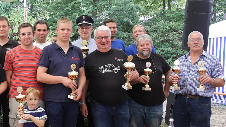 Alle Feuerwehren, die  mit einem Oldtimer nach Witzmannsberg gekommen waren, erhielten einen Pokal. Foto: Michael Stelzner