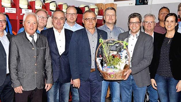 Beim Kameradschaftsabend der Freiwilligen Feuerwehr Altenkunstadt wurden (Bildmitte, von links) Andreas Will f&uuml;r seine 40-j&auml;hrige Dienstzeit und Andreas Leikeim f&uuml;r 25-j&auml;hrige Dienstzeit geehrt; mit auf dem Bild sind (von links) Kreisbrandrat Timm Vogler, stellvertretender Landrat Helmut Fischer, Gemeinderat Karlheinz Hofmann, B&uuml;rgermeister Robert H&uuml;mmer, Kreisbrandinspektor Thilo Kraus, Kommandant Marco Weidner, stellvertretender Vorsitzender J&uuml;rgen Klemenz, Kreisbrandmeister Michael Kanneng...