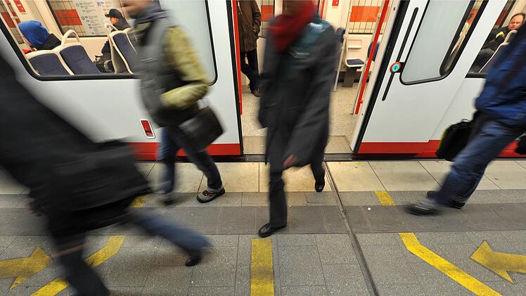 Beim Halt des Zuges am Hauptbahnhof Nürnberg sollte ein Mann an eine Streife der Bundespolizei übergeben werden, weil er wegen Betruges gesucht wurde. Doch der 35-Jährige konnte fliehen. Symbolfoto: David Ebener/dpa