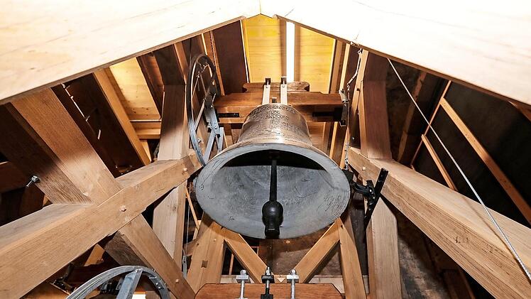 Der Blick in den neu gestalteten, hölzernen, dreistöckigen Glockenstuhl, in welchem die neu gegossenen Glocken sitzen  Fotos: Matthias Hoch