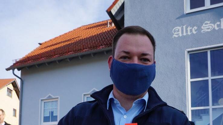 Christian Benker erläutert die Handhabung des  Defibrillators. Foto: Marion Eckert