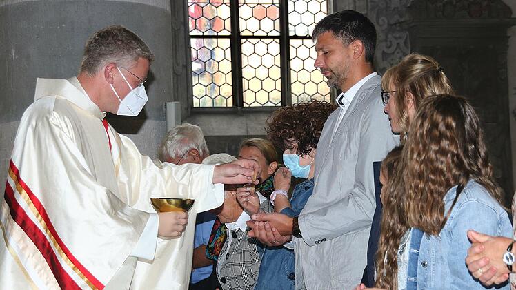 Die Kommunion reichte Pater Christian Rentsch während des Gottesdienstes  den Gläubigen. Foto: Dieter Britz