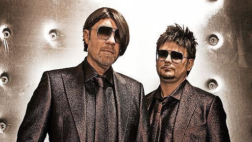 Raphael Krickow und Gordon Hollenga machen Musik.