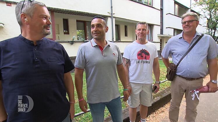 Vor Kiras Haus treffen Sascha, Adib, Franky und Andreas (von links) zum ersten Mal aufeinander und wundern sich: Wird das eine Herrenrunde?