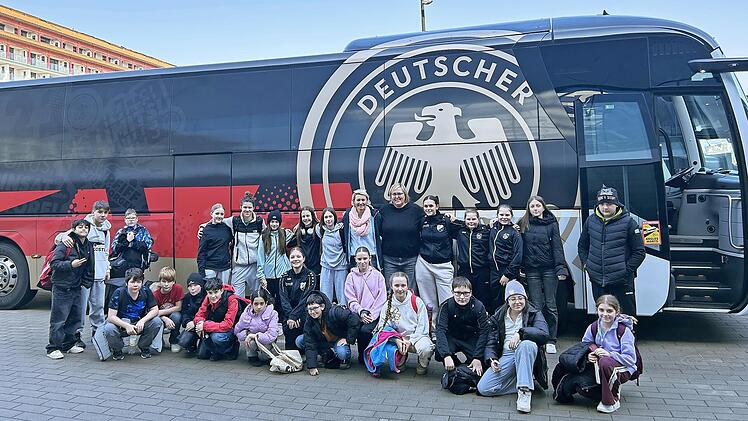 Ein besonderer Ausflug f&uuml;hrte Sch&uuml;lerinnen und Sch&uuml;ler der RS 1 Kronach an den DFB-Campus in Frankfurt.