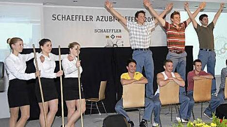 Auszubildende aus dem Werk Schweinfurt traten mit einem Sketch auf.