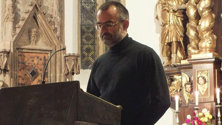 Helmut Hof trug die Texte aus verschiedenen Religionen vor. Foto: maw