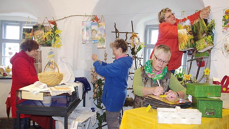 Anneliese Harnisch, Helmtrud Wagner, Karin Weber (vorne) und Carmen Fischer (von links) ordnen die Verkaufsartikel in der Marienkapelle an.