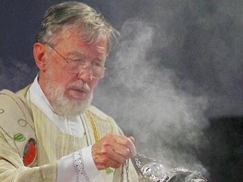 Erwin Lohneisen bei der Feier seines goldenen Priesterjubiläums. Der Weihrauch spielte bei ihm immer schon eine große Rolle. "Ich habe sogar den Petersdom eingeräuchert", sagt er mit einem Lächeln. Foto: privat