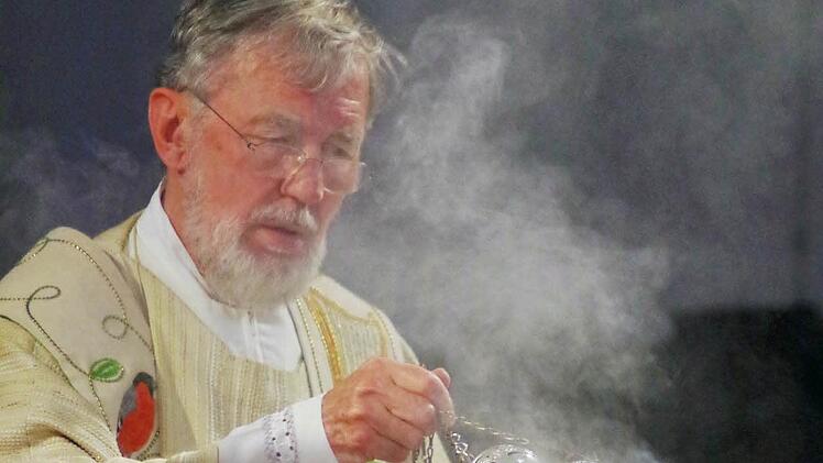Erwin Lohneisen bei der Feier seines goldenen Priesterjubiläums. Der Weihrauch spielte bei ihm immer schon eine große Rolle. "Ich habe sogar den Petersdom eingeräuchert", sagt er mit einem Lächeln. Foto: privat