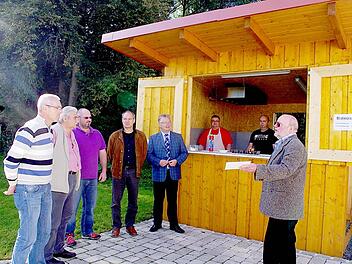 Die Vertreter der Vereinsgemeinschaft Au freuen sich über die neue Bratwurstbude (von links): Harry Karl (FFW Au), Erwin Käferlein (BVB-Fanclub Au), Ralf Boxdörfer (Bauernverband Au), Thomas Mayr (Obst- und Gartenbauverein Au), Bürgermeister Herbert Schneider, Thomas Feick (TTC Au), Feuerwehrmann Hendrik Wünsche sowie Ernst Drechsler (SPD-Ortverein Au).  Foto: Heike Schülen
