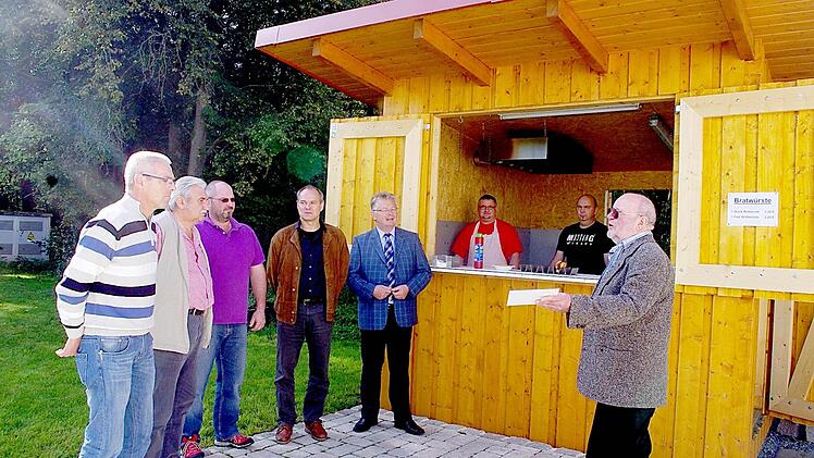 Die Vertreter der Vereinsgemeinschaft Au freuen sich über die neue Bratwurstbude (von links): Harry Karl (FFW Au), Erwin Käferlein (BVB-Fanclub Au), Ralf Boxdörfer (Bauernverband Au), Thomas Mayr (Obst- und Gartenbauverein Au), Bürgermeister Herbert Schneider, Thomas Feick (TTC Au), Feuerwehrmann Hendrik Wünsche sowie Ernst Drechsler (SPD-Ortverein Au).  Foto: Heike Schülen