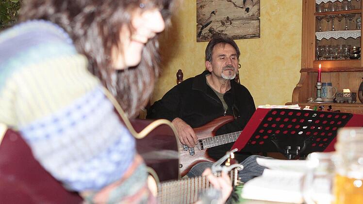 Winfried Ramming am Tieftöner, Agathe Wachter an der Akustik-Gitarre.
