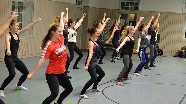 Das Brose Baskets Dance Team tritt pro Heimspiel bis zu neun Mal auf. Foto: Ronald Rinkelf
