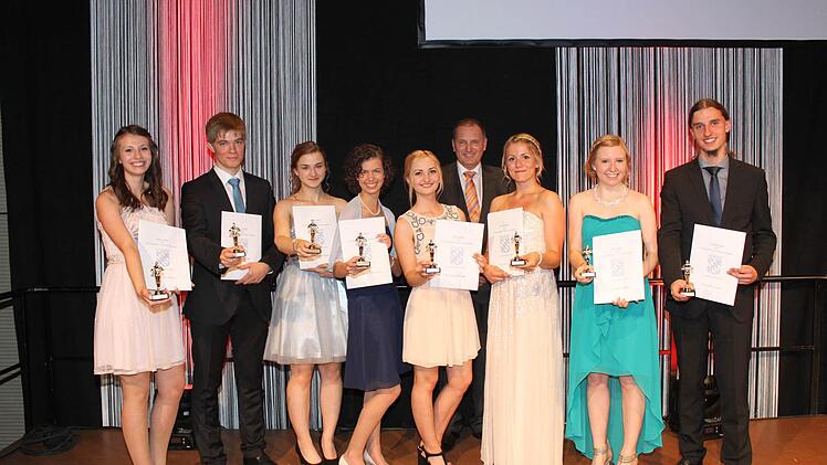 Die besten Abiturienten des Gymnasiums Fränkische Schweiz (von links): Sandra Hübner (Note 1,0), Moritz Brütting (1,0), Anna-Sophie Humer-Hager (1,1), Miriam Schnitzerlein (1,3), Lisa Brütting (1,3), Sina Gebhardt (1,4), Rebecca Häfner (1,4), Jakob Grauer (1,5) Foto: Carmen Schwind