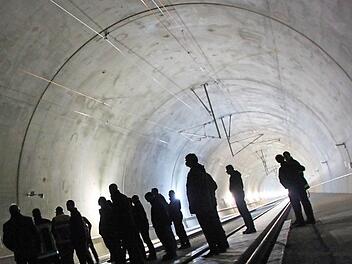 In der knapp neun Meter hohen Tunnelröhre des Eierbergtunnels sahen sich die Angehörigen der verschiedenen Rettungsorganisationen um und ließen sich erläutern, wie bei einem Unfall verfahren werden soll. Fotos: Matthias Einwag