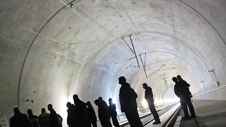 In der knapp neun Meter hohen Tunnelröhre des Eierbergtunnels sahen sich die Angehörigen der verschiedenen Rettungsorganisationen um und ließen sich erläutern, wie bei einem Unfall verfahren werden soll. Fotos: Matthias Einwag