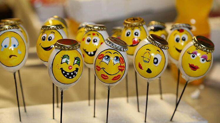 Eier als Smilies mit Kronkorken als Kappen  Foto: Franz Galster