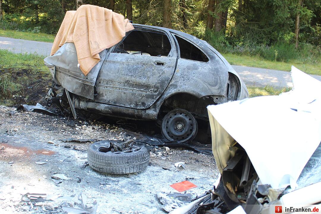 Frontalcrash fordert zwei Tote - Auto geht in Flammen auf
