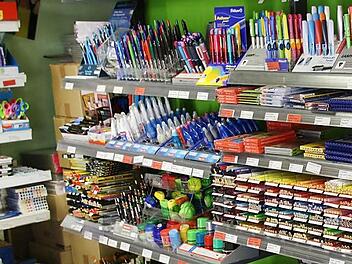 Das Schreibwarengeschäft "Buntstift" in der Eltmanner Schottenstraße macht seinem Namen alle Ehre. Die verschiedensten Farben sind erhältlich. Fotos: Leah Krug