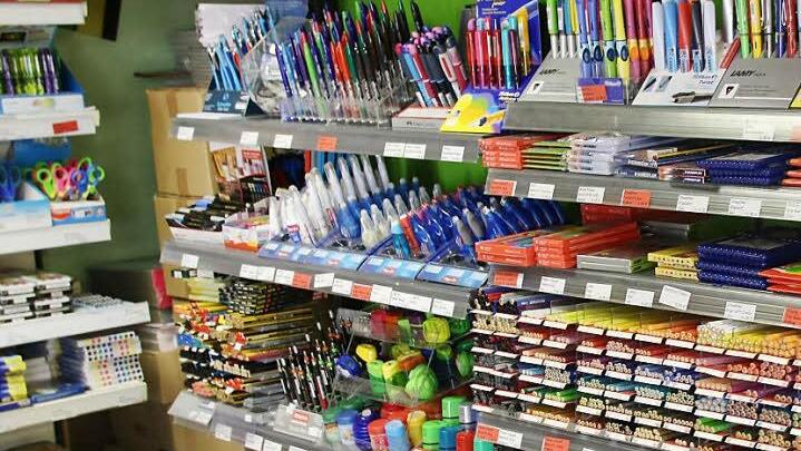 Das Schreibwarengeschäft "Buntstift" in der Eltmanner Schottenstraße macht seinem Namen alle Ehre. Die verschiedensten Farben sind erhältlich. Fotos: Leah Krug