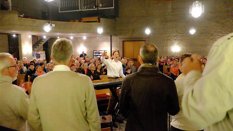Unter der Überschrift "Lebenszeiten" stand das Konzert der Gesangs- und Instrumentalgruppe (GuIG) mit Dirigent Stefan Ammersbach am Freitagabend in der evangelischen St.-Michaelskirche.  Foto: Gerd Schaar