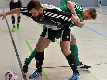 Weder der mitfavorisierte Kreisligist TSV Lonnerstadt (grün), noch die erste Mannschaft des Gastgebers SV Wachenroth (schwarz) hatte beim IFS-Cup die Nase vorn. Es gewann der TSV Schlüsselfeld. Fotos: Picturedreams