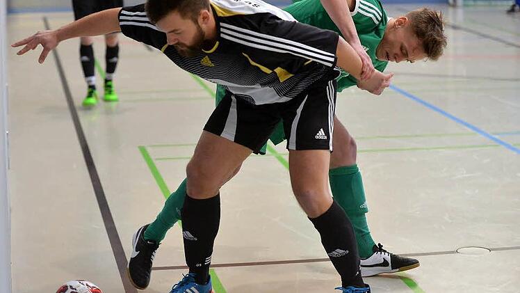 Weder der mitfavorisierte Kreisligist TSV Lonnerstadt (grün), noch die erste Mannschaft des Gastgebers SV Wachenroth (schwarz) hatte beim IFS-Cup die Nase vorn. Es gewann der TSV Schlüsselfeld. Fotos: Picturedreams