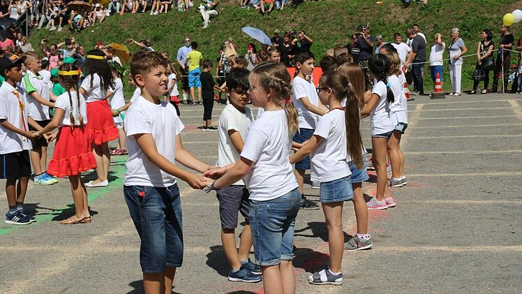 Kinder tanzen den traditionellen Rutscher beim Kinderfest in Neustadt.Foto: Michael Stelzner