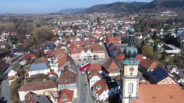 Stadtsteinach gibt nicht klein bei und bittet den Landtag in einer Petition, die Argumente f&uuml;r die Aufstufung zum Mittelzentrum zu pr&uuml;fen und bei k&uuml;nftigen Entscheidungen die besondere Situation der ehemaligen Kreisstadt zu w&uuml;rdigen.Luftbild: Ingo B&auml;r
