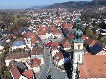 Stadtsteinach gibt nicht klein bei und bittet den Landtag in einer Petition, die Argumente für die Aufstufung zum Mittelzentrum zu prüfen und bei künftigen Entscheidungen die besondere Situation der ehemaligen Kreisstadt zu würdigen.Luftbild: Ingo Bär