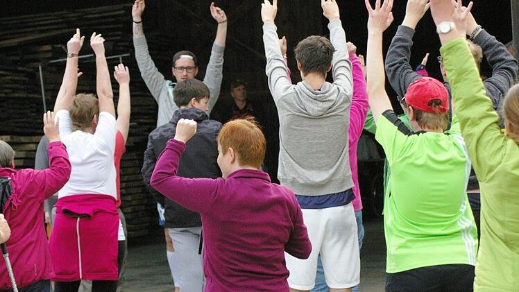14. "Lauf um die Wefa-Seßlach", Aufwärmprogramm Foto: Ulrich Zetzmann