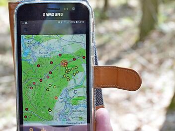 Die App "ZE Insekt" hilft bei der schnellen Bekämpfung des Borkenkäfers. Rote Punkte zeigen an, wo ein Mitarbeiter Käferbäume gefunden hat. Gelb bedeutet, die Stelle ist in Arbeit. GPS-Daten führen Arbeiter und Fuhrleute zur richtigen Stelle. Foto: RainerLutz