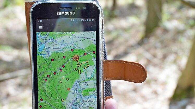 Die App "ZE Insekt" hilft bei der schnellen Bekämpfung des Borkenkäfers. Rote Punkte zeigen an, wo ein Mitarbeiter Käferbäume gefunden hat. Gelb bedeutet, die Stelle ist in Arbeit. GPS-Daten führen Arbeiter und Fuhrleute zur richtigen Stelle. Foto: RainerLutz